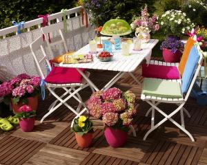 balcony-designs-decorating-with-flowers-plants-2